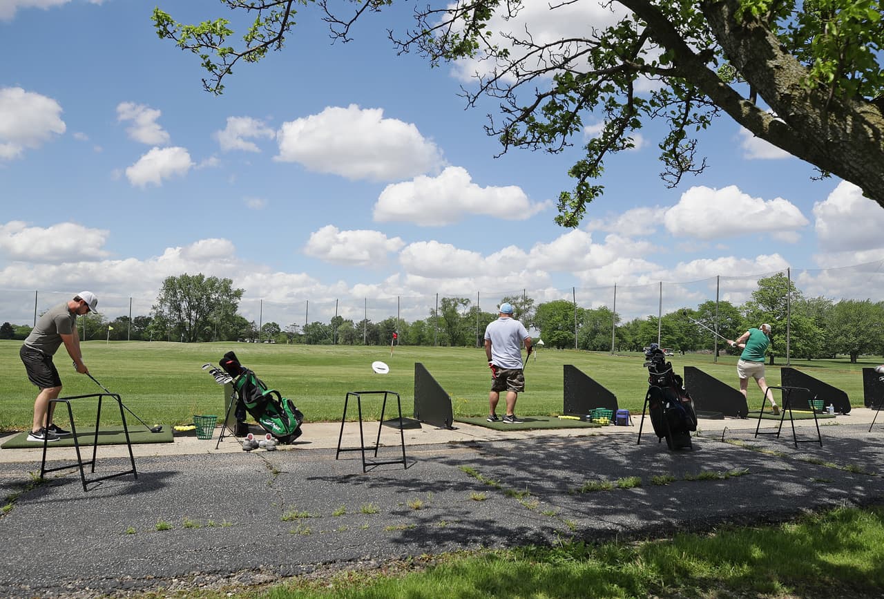 Los golfistas disfrutan del juego en el campo de prácticas de Fresh Meadow, el 29 de mayo en Hillside, Illinois. La fase 3 del plan "Restaurar Illinois" del gobernador de Illinois J.B. Pritzker comenzó el viernes con la reapertura de algunos negocios bajo restricciones, como un paso hacia la restauración de la vida normal durante la pandemia de coronavirus.