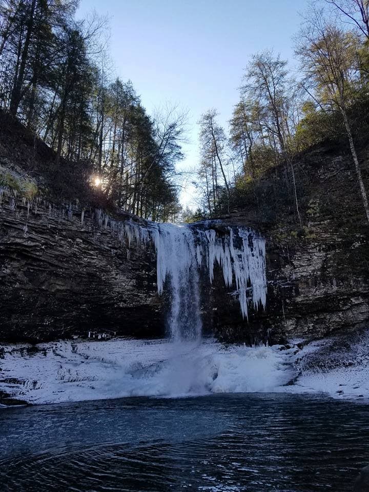 <b>Waterfalls Trail en Cloudland Canyon State Park</b>. El Parque Estatal Cloudland Canyon es uno de los lugares más bellos de Georgia. Uno de los mejores aspectos es el Waterfalls Trail, y se ve aún mejor en invierno. Las asombrosas vistas de estas cascadas congeladas y el agua congelada que cubre la ladera de la montaña muestran las maravillas del invierno en el estado.