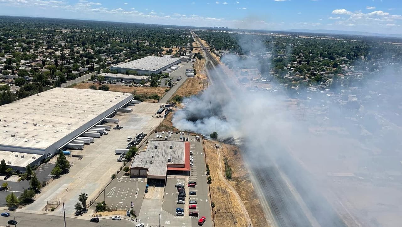 Ante el peligro por incendios que esto provoca, Metro Fire recuerda lo importante que es que las viviendas cuenten con el espacio defendible adecuado que permita retrasar el avance de un incendio.
