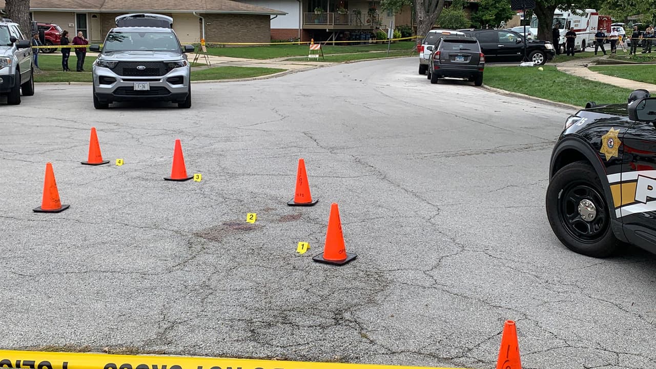 Al llegar, los policías encontraron a 
<b>dos personas heridas de bala en la entrada del garaje</b> de la vivienda marcada con el número 5550. 
<b>Otra mujer herida fue encontrada sobre la calle</b>, a algunos pies de la casa.