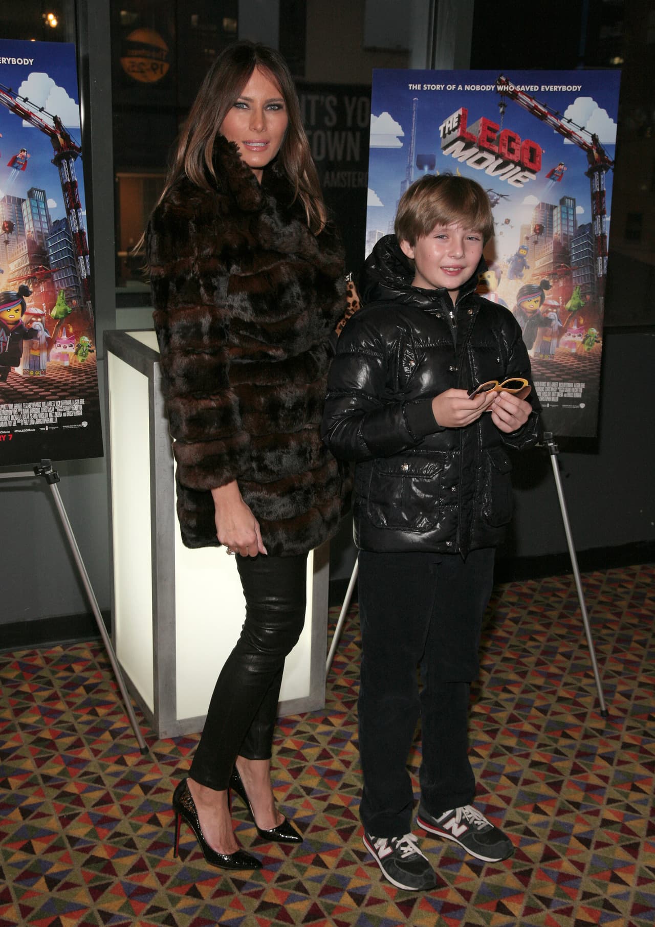 Melania Trump y Barron, de casi 8 años, asisten a una proyección de 'La película de Lego' el 5 de febrero de 2014 en Nueva York. Barron estudió en la 
<i>Columbia Grammar Preparatory School </i>de Manhattan. Cuando se mudaron a la Casa Blanca, continuó sus estudios en la escuela St. Andrew’s Episcopal.