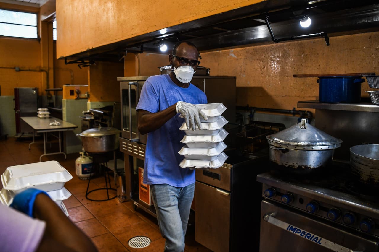 Hay sitios de distribución en los que los alimentos se les llevan a las personas en sus carros, en varios puntos del sur de Florida.