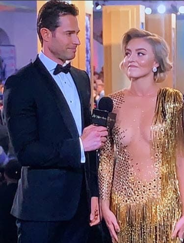 Pero de pronto sintió que no se podía acomodar bien el vestido.