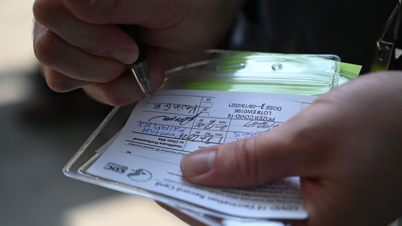 Multarán con hasta 5 mil dólares a comercios que exijan tarjetas de vacunación a sus clientes en Florida