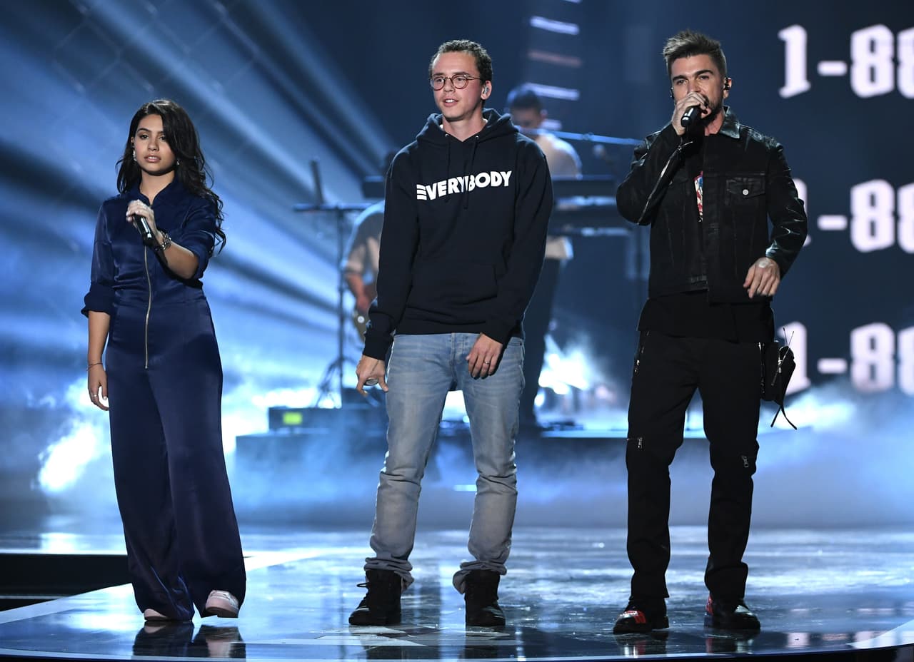 También en 2017 los Latin Grammy recibieron la visita del rapero Logic, quien en compañía del colombiano Juanes y la canadiense Alessia Cara, dejaron un mensaje a las personas que han pensado suicidarse y lo hicieron por medio de la canción ‘1-800 273-8255'.