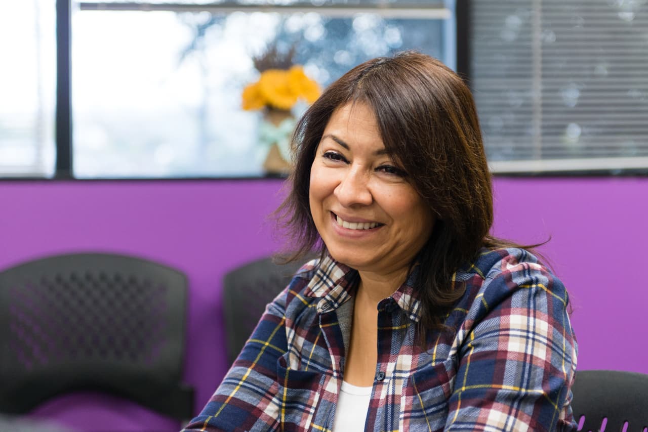 Yanes dice que asistir a un grupo de apoyo de cuidadores dos veces al mes también la ha ayudado a sobrellevar el estrés que a veces siente al ser la responsable de la paciente.