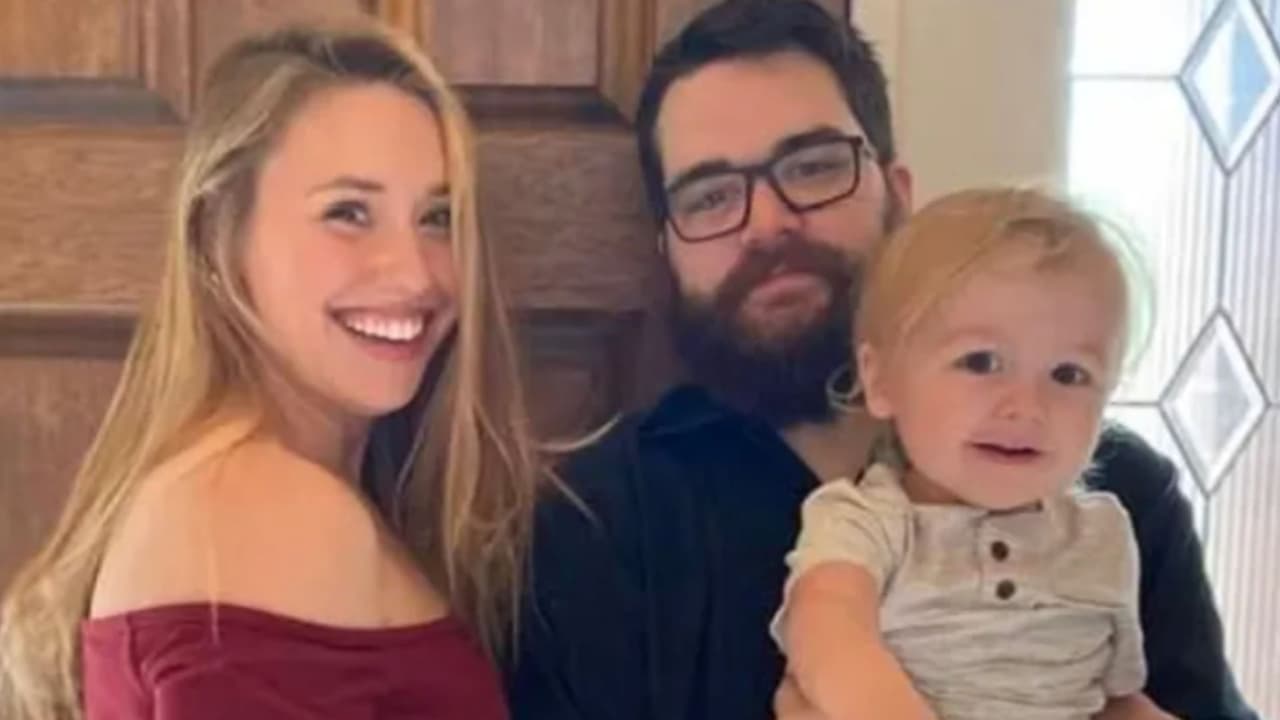 Lucas, junto a sus padres, en una fotografía compartida en una campaña de GoFundMe que busca recaudar fondos para su familia.