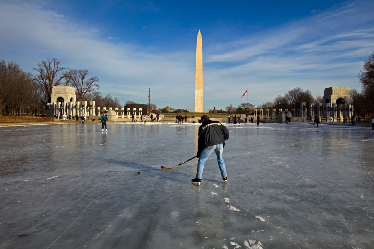 EL domingo por la mañana, la gente se puso a jugar hockey en la congelada Reflecting Pool que está frente al Capitolio en el National Mall de Washington DC.