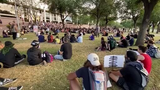Cientos de manifestantes se vinieron una vez más en el centro de Phoenix para guardar silencio por las víctimas que han muerto en manos de la policía. 
<br>