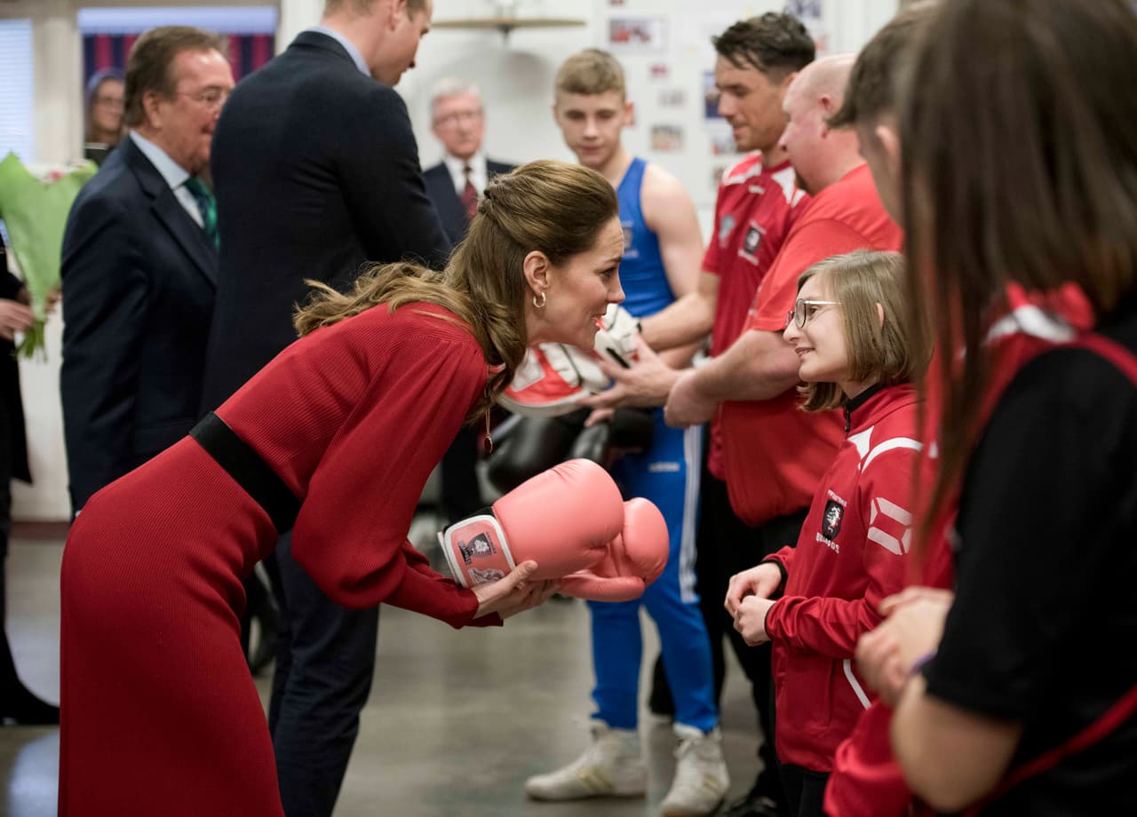Middleton y el príncipe William estuvieron todo el día en el área de The Mumbles en donde también 
<b><a href="https://www.univision.com/famosos/el-principe-william-se-anota-un-punto-con-su-esposa-kate-middleton-con-esta-ingeniosa-respuesta-a-un-fan-video" target="_blank">visitaron un gimnasio de box </a></b>y se reunieron con familias y trabajadores de la comunidad. 
<br>