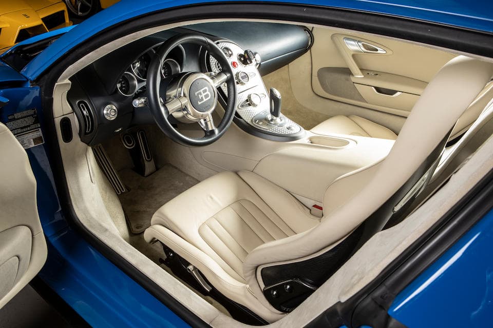 El Bugatti Veyron diseñado por Jozef Karban, y construido entre 2005 y 2015 fue la gran referencia en materia de hiperautos de los últimos 10 años. Fue también el primer automóvil en superar las 250 millas por hora. Pero tanto lujo y potencia se pagan caro, en este caso el precio de admisión rondaba por los 1,480,000 dólares.