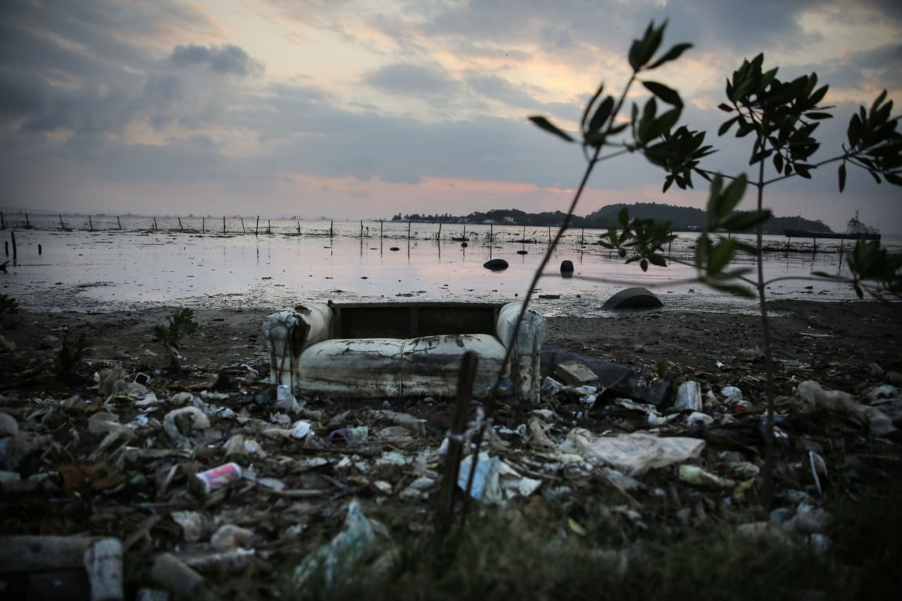 En la Bahía de Guanabara, Río de Janeiro, existen ríos donde desemboca la basura de todas las comunas aledañas. El Gobierno de esa localidad se comprometió a limpiar el 80% de la contaminación y los residuos procedentes de la bahía antes de los Juegos Olímpicos de 2016, pero no lo logró. La fotografía es de febrero de 2016.