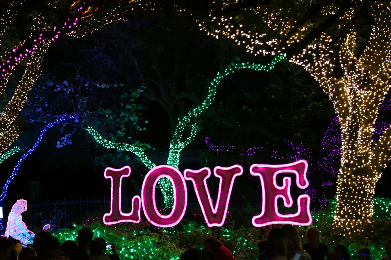 Coloridos mensajes de paz y amor, también hacen parte del recorrido.