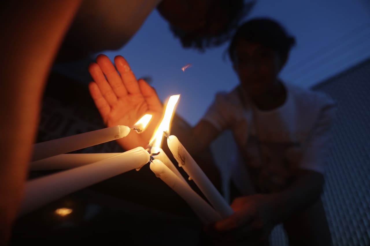 En primer lugar es importante evitar el uso de velas dentro de lugares cerrados. Se recomienda usar sólo linternas eléctricas.