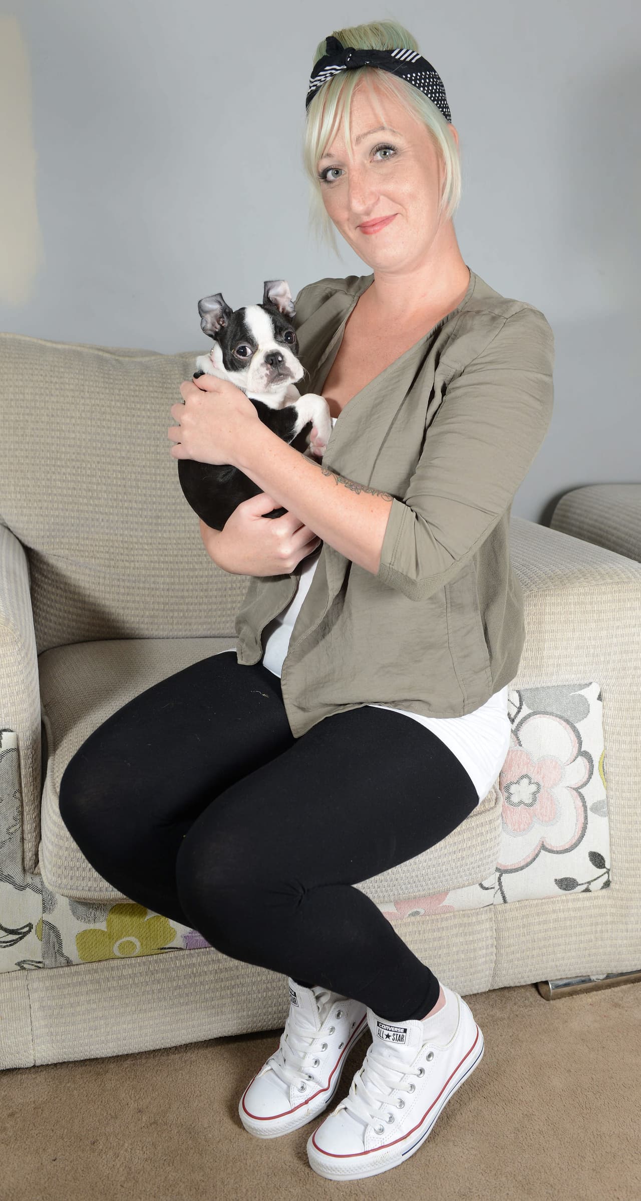 Horrorizada y desesperada, se lanzó al baño donde dio pequeños toques de agua a Penny.