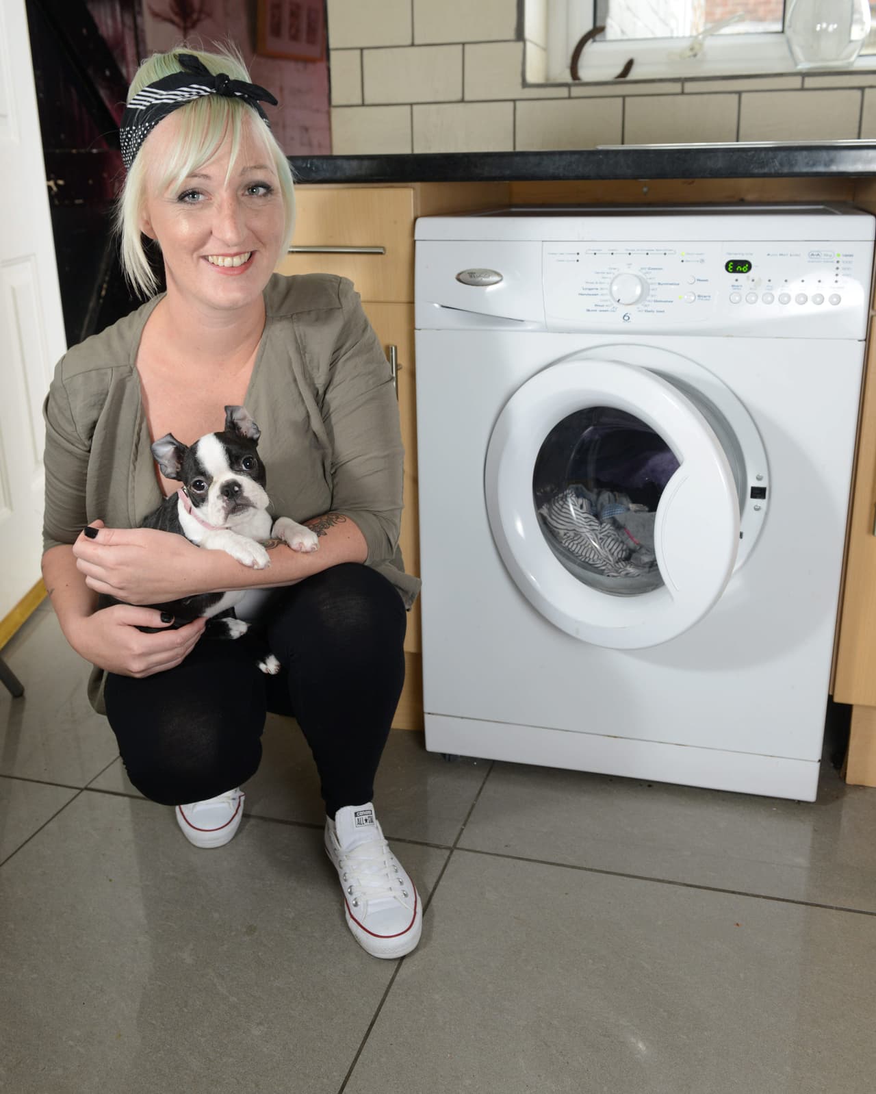 La perrita de tan sólo tres meses fue empujada por Sienna, de dos años, a la secadora que tenía ropa mojada.