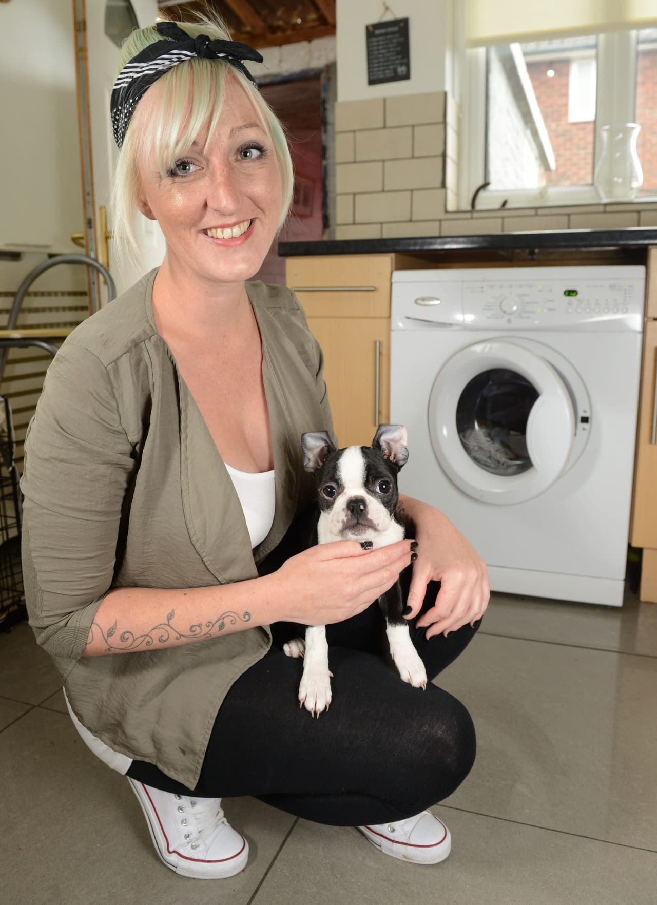 El nombre de esta suertuda can es Penny, una Boston Terrier. Ella vive con Christine Edwards y sus hijas, Megan y Sienna.