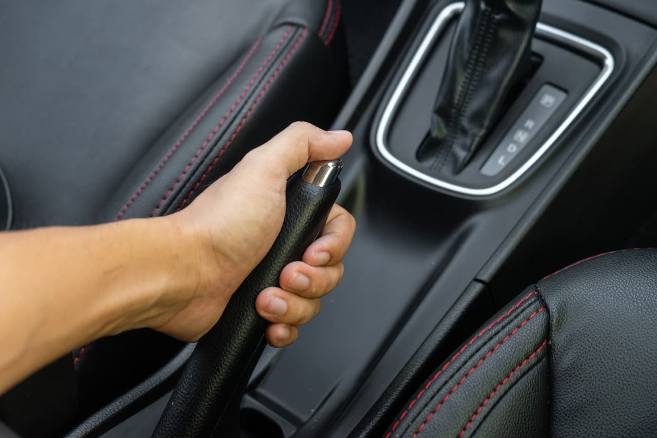 <b>No lo dejes con el freno de mano.</b> Accionar el freno de mano durante un período prolongado puede provocar que las pastillas de freno se peguen a los discos. En caso de que el carro tenga transmisión manual, lo mejor es colocar un trozo de madera o incluso un ladrillo junto a las ruedas para evitar que ruede y dejarlo en la primera marcha para mayor seguridad.