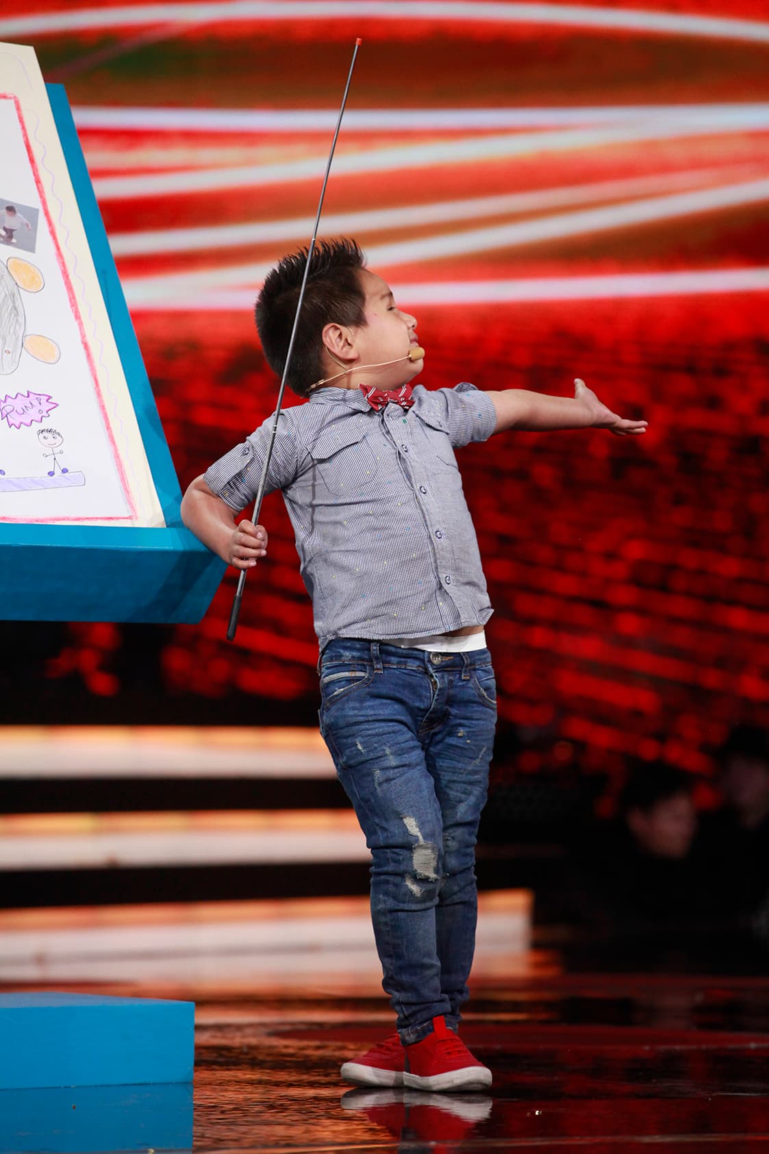 Durante el cual el simpático niño no sólo mostró el rap que tenía bajo su manga sino que
<a href="https://www.univision.com/shows/pequenos-gigantes/no-puedes-perderte-el-rap-y-todas-las-ocurrencias-del-album-de-la-vida-de-giovani-video" target="_blank">recibió un increíble regalo de parte de la producción del show</a>: un carro a control remoto.