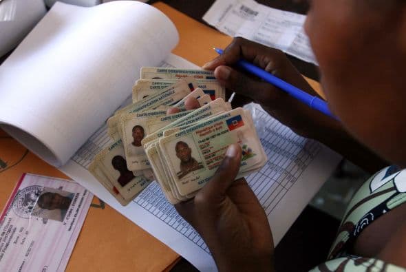 Para llegar a tiempo, el 8 de noviembre se lanzó una campaña oficial de distribución masiva de documentos de identidad en el departamento de la capital. Y para hacer frente al flujo de demandas de documentos, en Pétion-Ville se los entrega desde el lunes pasado en la comisaría.