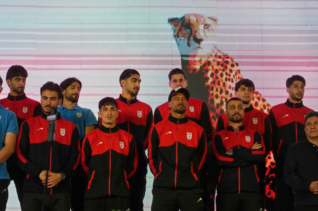 Los jugadores de la selección nacional de fútbol de Irán posan en el escenario mientras son recibidos por una multitud durante una concentración a favor del gobierno, antes de partir hacia Turquía para realizar entrenamientos y partidos amistosos de preparación para la Copa del Mundo, en la Plaza de la Revolución Islámica de Teherán, Irán, el miércoles 13 de mayo de 2026.
