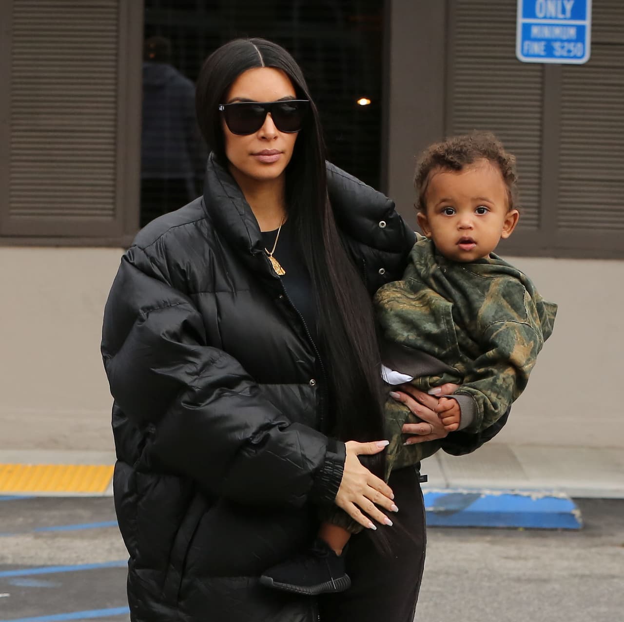 “Tengo una regla”, explicó ante las cámaras. “Si hay un bebé en medio, no voy a hablar”, aseguró, aunque luego corrigió diciendo “voy a tratar de no decir cosas muy negativas”.