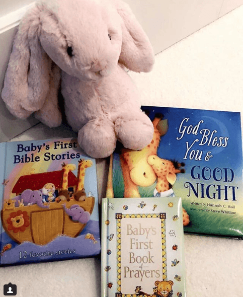 La habitación también cuenta con varios cuentos que seguramente le leerán a la pequeña que cumple dos meses de vida.