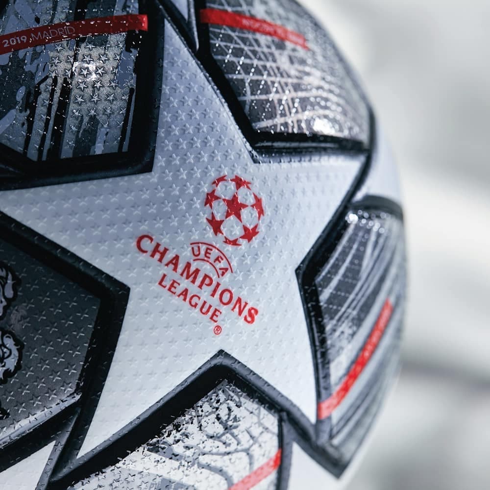 La UEFA Champions League acaba de presentar el balón con el que se jugará la fase final del campeonato. El balón celebra 20 años con el diseño de las estrellas y la inscripción 'Istanbul 2021'.
