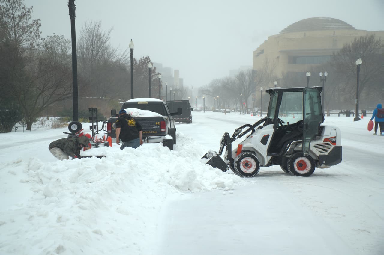 Un día antes de que la nieve pintara de blanco el DMV, 
<b><a href="https://www.univision.com/local/washington-dc-wfdc/trump-declara-emergencia-10-estados-activar-fema-tormenta-invernal" target="_blank">el presidente Donald Trump había declarado emergencia y activado FEMA</a></b> en 10 estados, incluido Maryland y Virginia Occidental, según informó la Casa Blanca mediante un comunicado.