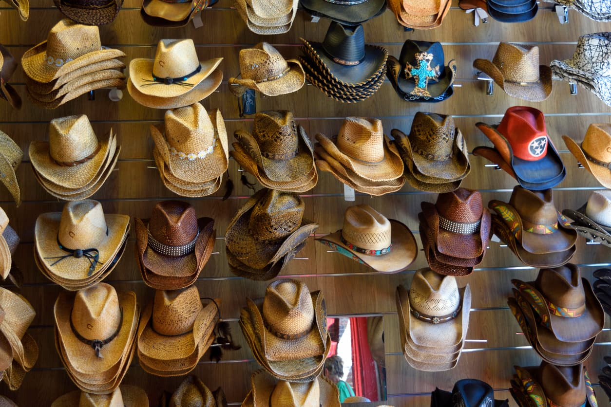 Una tienda de sombreros desata indignación tras vender un símbolo antisemita para los que no quieran vacunarse
