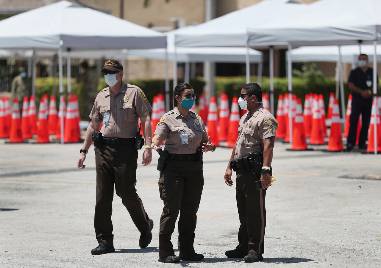 Policía de Miami-Dade multará con 100 dólares a quienes no lleven puesta la mascarilla 