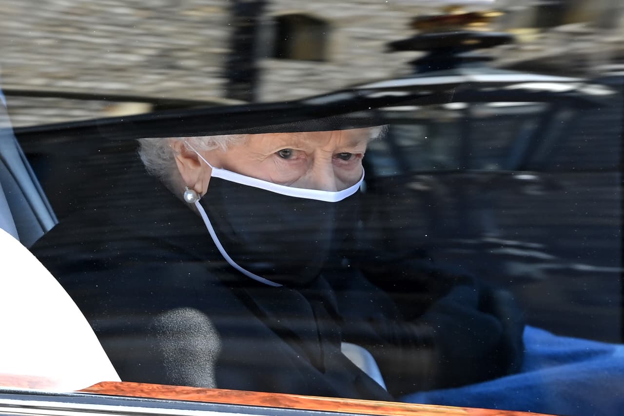 La reina Isabel II no estuvo sola este sábado 17 de abril, cuando se despidió para siempre de quien fue su esposo por los pasados 73 años, el príncipe Philip.