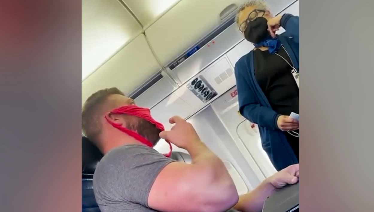 Residente de Florida se compara con Rosa Parks: lo bajan de un avión por usar panti roja como máscara