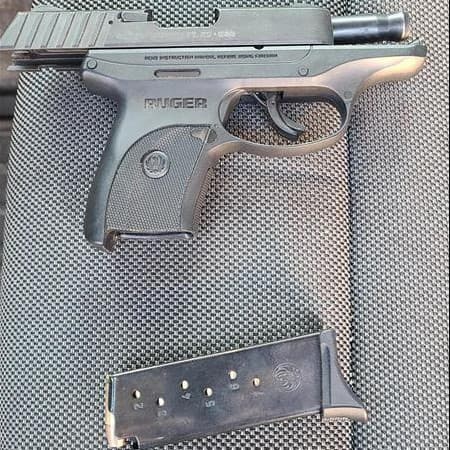 Agentes de la Patrulla Fronteriza asignados a la estación de Willcox ayudaron al sheriff del condado Cochise con una parada de vehículos en SR-80 y arrestaron a un ciudadano estadounidense que traficaba con dos inmigrantes. Tras el arresto, los agentes incautaron un arma de fuego cargada.