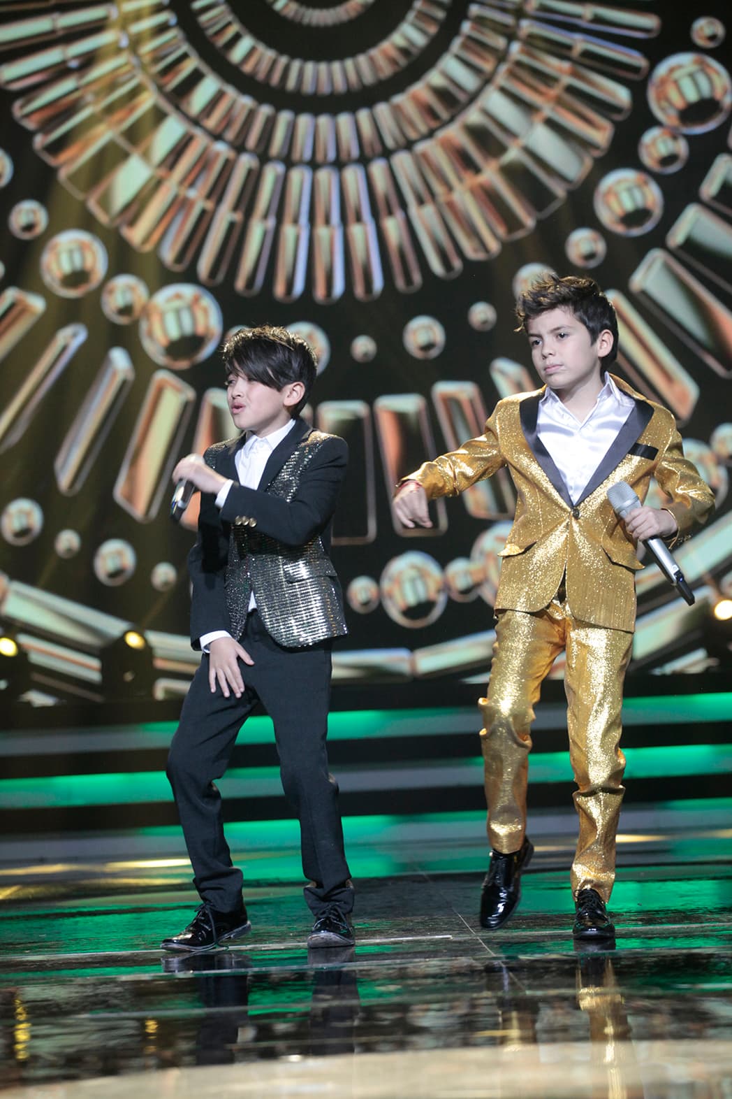 Sin embargo, la interpretación del clásico tema de Miguel Bosé no fue el mejor. No sólo cada niño cantaba por su cuenta, sin prestar atención al otro, la coreografía los distraía.