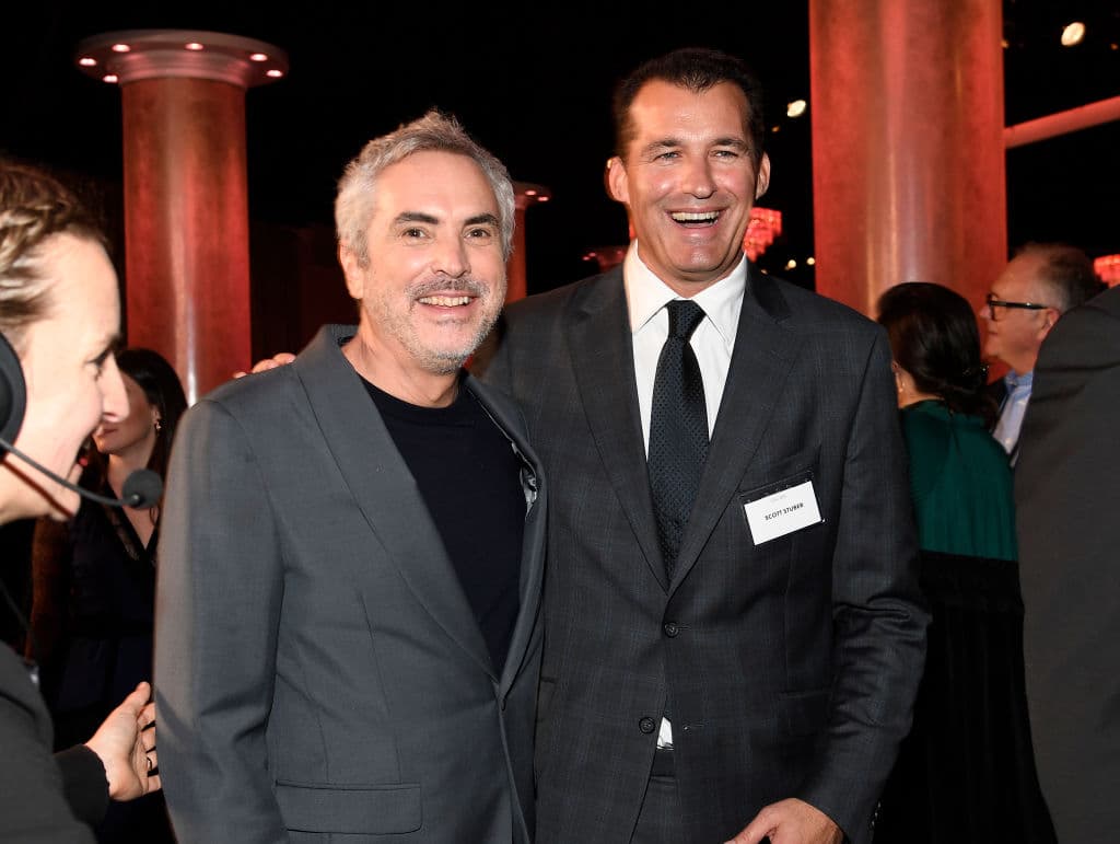Por supuesto que el director
<b><a href="https://www.univision.com/shows/primer-impacto/alfonso-cuaron-recibe-premio-del-sindicato-de-directores-por-su-pelicula-roma-video">Alfonso Cuarón</a></b> no podía faltar, quien posó en esta fotografía al lado de Scott Stuber, productor de Netflix.