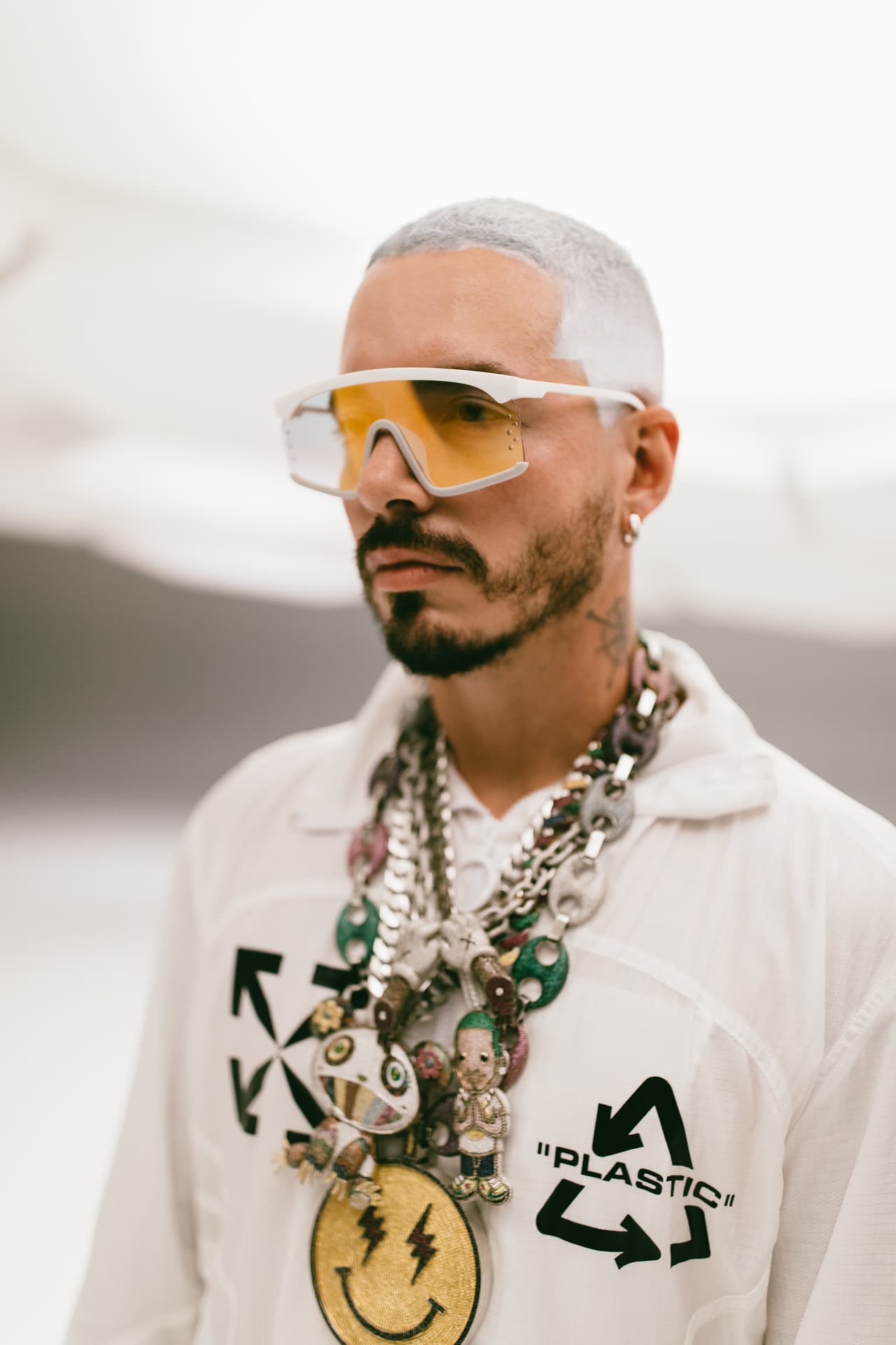 J Balvin también es otro de los más nominados de la noche. El colombiano compite en nueve categorías, por lo que podría sumar al menos un galardón más a los 11 que ya tiene en casa. Además de cantar un medley con todos sus éxitos, J Balvin recibirá el reconocimiento especial Icono Mundial.