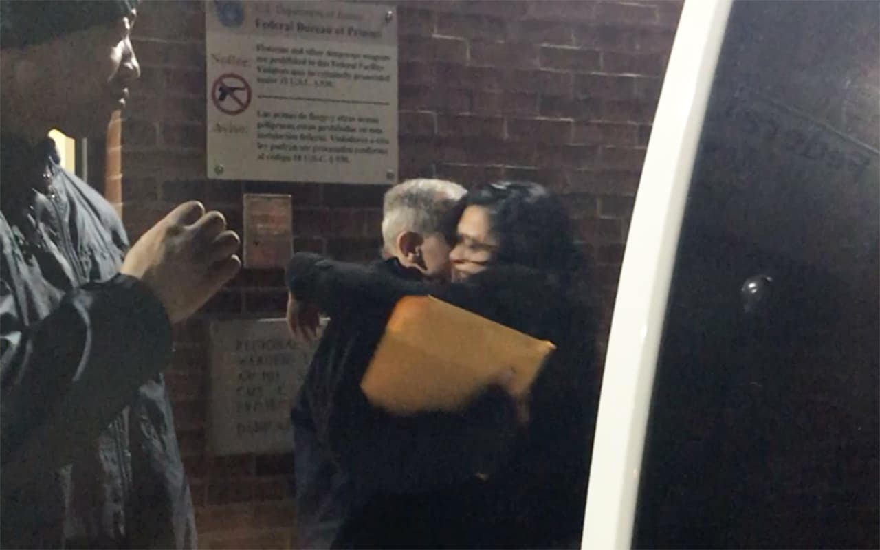 Su hija, Clarisa, corrió a abrazarlo cuando lo vio en la puerta de la prisión, donde estaba esperando su liberación. López, figura del movimiento nacionalista de la isla estuvo tres décadas preso en EEUU acusado de conspirar contra el gobierno estadounidense.