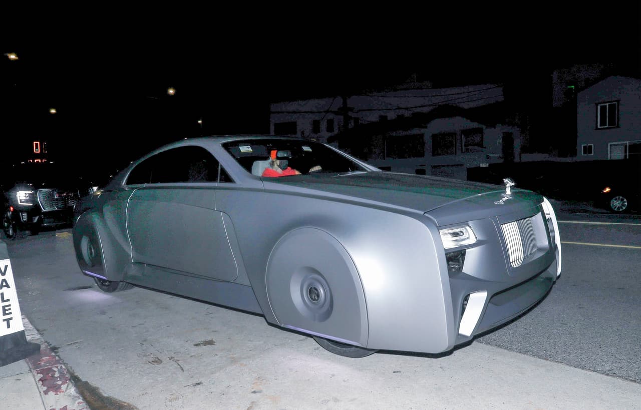 Además de las evidentes modificaciones en su estética, con paneles adicionales y molduras más marcadas, el Wraith futurista de Justin Bieber también recibió cambios importantes en su mecánica. El cantante canadiense solicitó a los preparadores que le fuera reemplazado el enorme motor V12 de 6.6 litros doble turbo por un motor eléctrico.