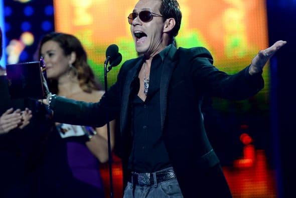 Otro que brincó de emoción al recibir un premio fue Marc Anthony, quien compartió con todos este grato momento.