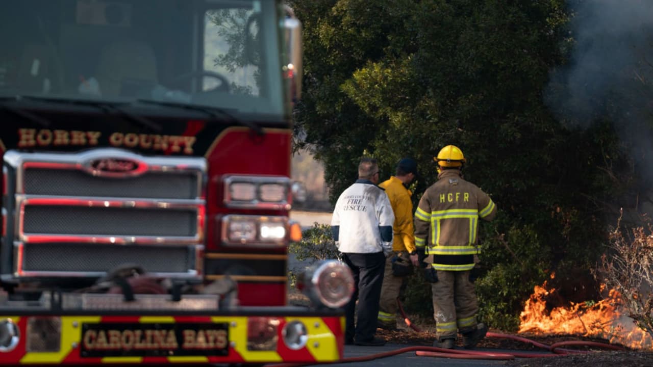 Incendios forestales provocan evacuaciones y una declaración de emergencia en las Carolinas