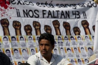 Familiares de los estudiantes desaparecidos exigieron al senado la cancelación de las elecciones en Guerrero en 2015.