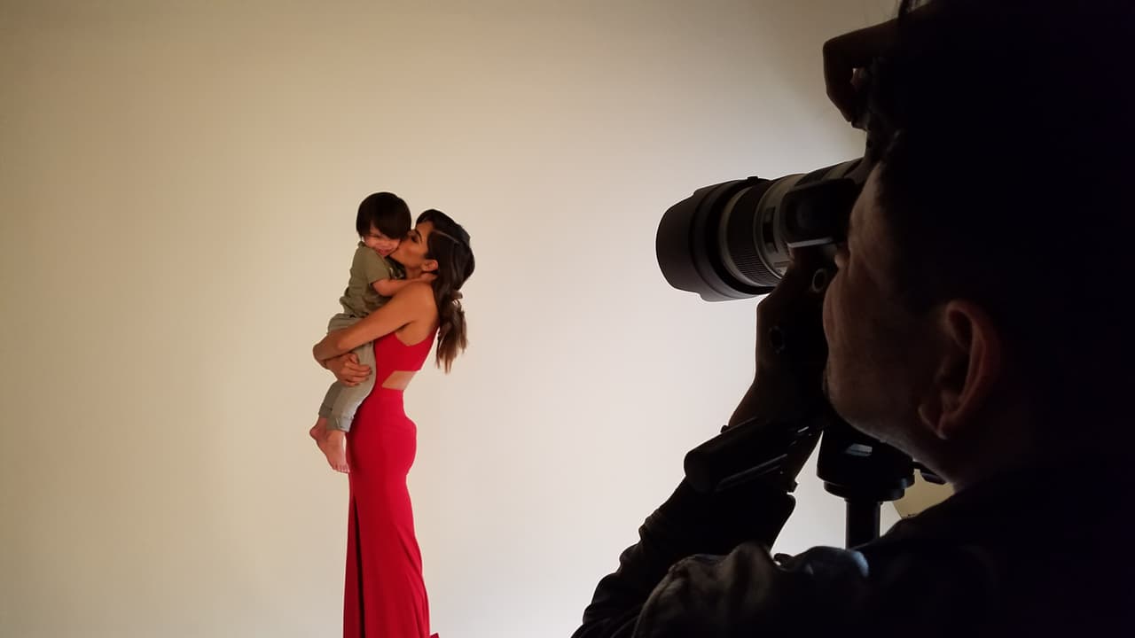 <b><a href="http://www.univision.com/shows/la-reina-de-la-cancion/las-mejores-fotos-de-los-looks-de-alejandra-espinoza-en-la-reina-de-la-cancion-fotos" target="_blank">Alejandra </a></b>llegó con 
<b><a href="http://www.univision.com/shows/la-reina-de-la-cancion/lo-sentimos-alejandra-matteo-y-su-papi-son-dos-gotas-de-agua-fotos" target="_blank">Matteo</a></b> a su primera sesión de fotos desde que vive en Los Ángeles y busca abrirse camino en la actuación. Desde lo natural hasta lo glamoroso, Alejandra jugó con varios estilos para abarcar todo tipo de personajes y llamar la atención de los productores. 
<b><a href="http://www.univision.com/shows/la-reina-de-la-cancion/capitulo-4-alejandra-la-de-tijuana-en-la-los-americanos-la-prefieren-al-natural-para-ellos-mas-es-menos-video" target="_blank">MIRA EL VIDEO</a></b>.