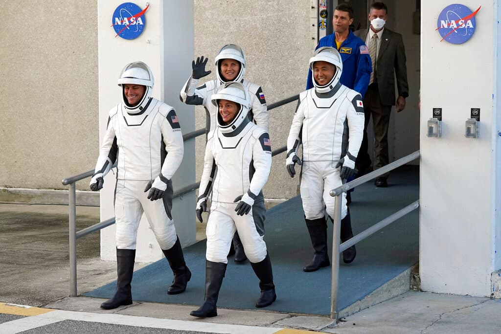 Imágenes del lanzamiento de la misión Crew-5 de SpaceX en Cabo Cañaveral, en Florida Central.