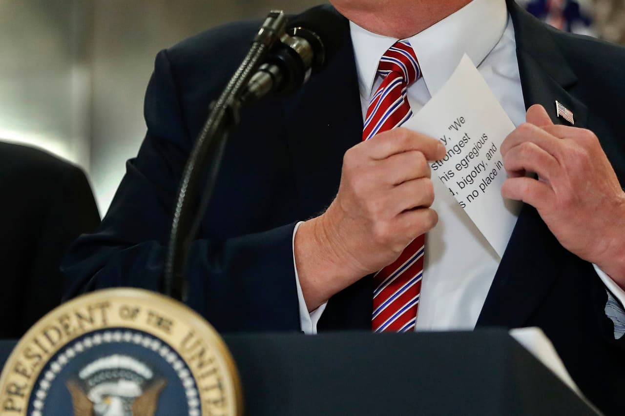 Trump saca sus notas durante la rueda de prensa de este martes