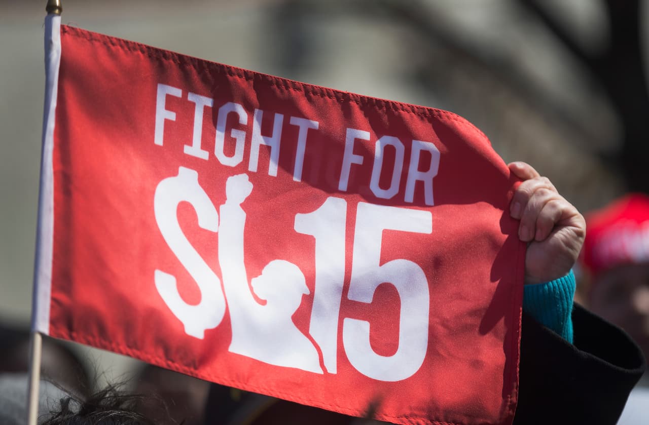 Lightfoot revela plan para aumentar el salario mínimo de trabajadores en Chicago