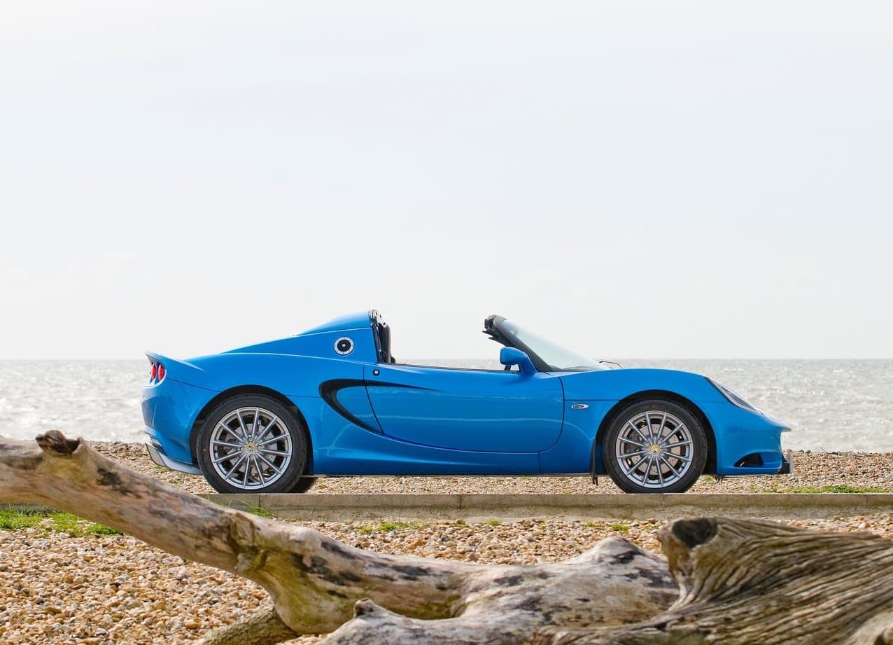 El Lotus Elise fue bautizado en honor de Elisa, la nieta de Romano Artioli, quien en el momento de su lanzamiento era presidente de la compañía. Este deportivo tuvo su primera aparición en el mercado estadounidense en 2004. Sin embargo, en 2011 Lotus se vio obligado a pausar su venta por no cumplir con las nuevas normas de seguridad contra accidentes. Su precio rondaba los $53,000.