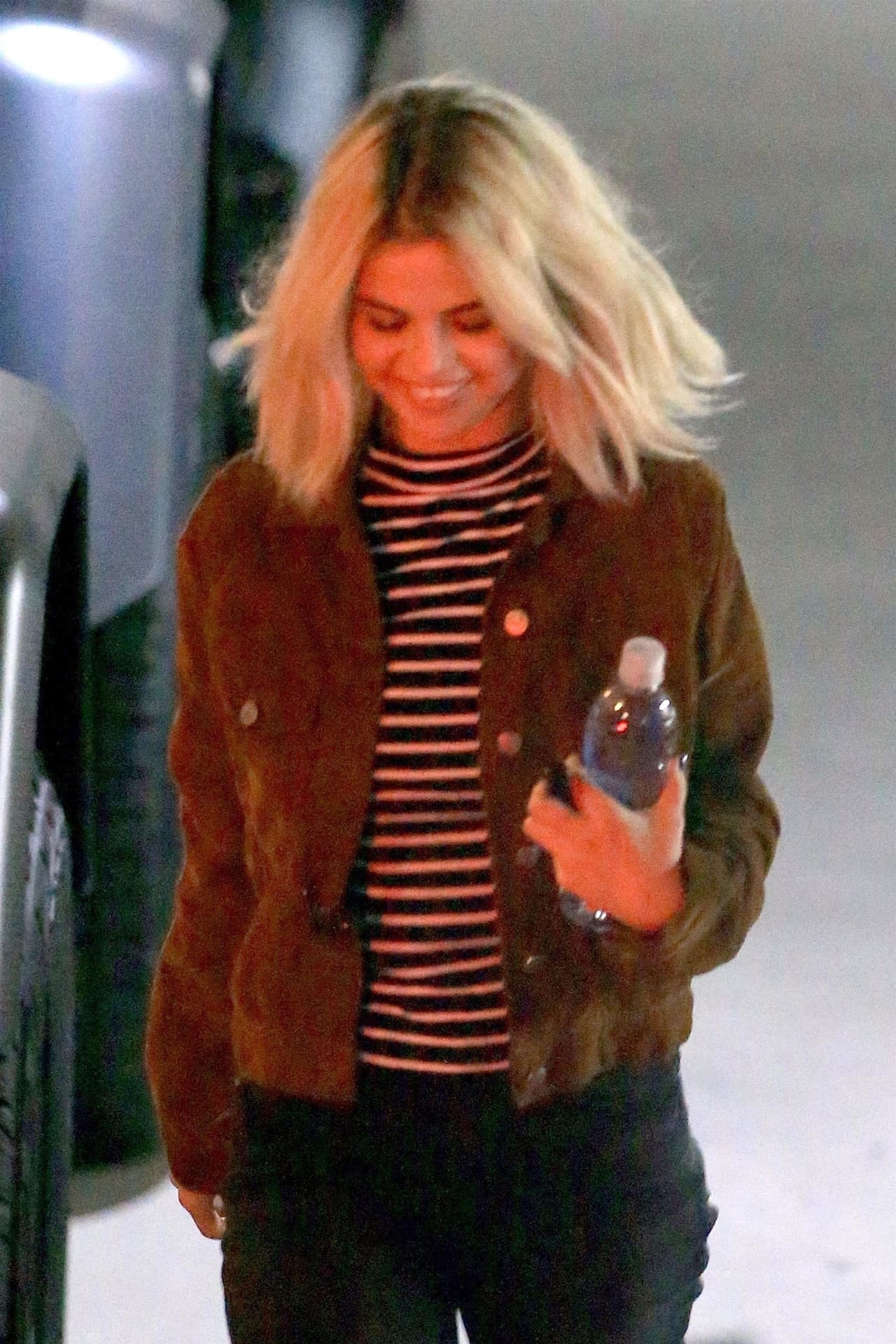 Al culto también llegó Selena Gómez con una sonrisa en su rostro.