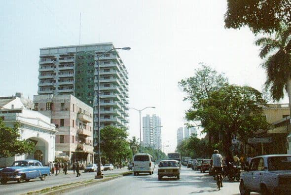 Según las informaciones que obtuvo Latell de una serie de informantes de la Dirección General de Inteligencia (DGI) cubana que se entregaron a Estados Unidos recientemente o hace años, fue interrogado (debriefed) por funcionarios cubanos.