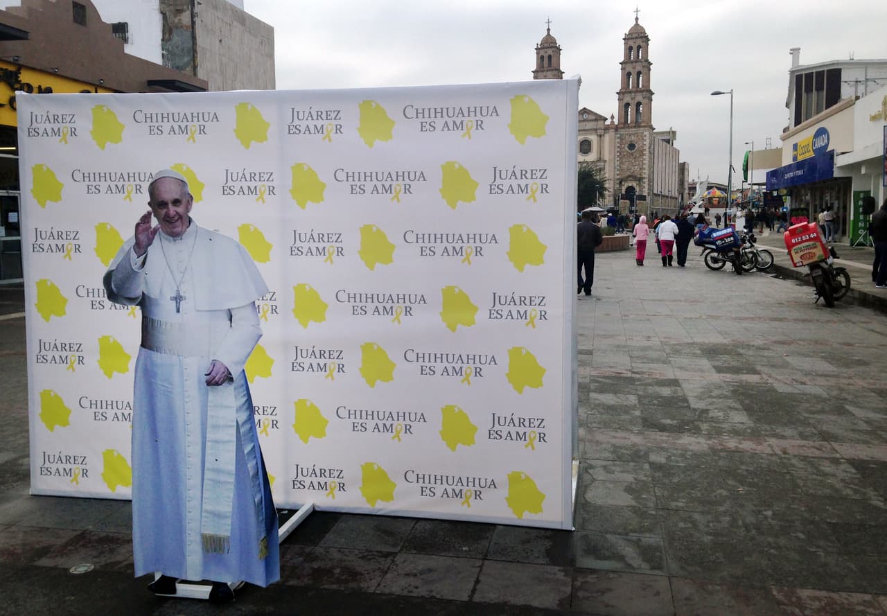 Un retrato del papa Francisco anuncia la próxima visita del pontífice en Ciudad Juárez, México. Foto tomada el 5 de enero del 2016. (AP Photo/Russell Contreras)